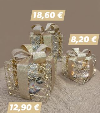 ​Predstavujeme Vám ozdobné darčeky s LED osvetlením! Tieto elegantné drôtené dekorácie v zlatej farbe, previazané...